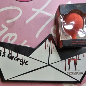 Revolution Eyeshadow Palette with Red Beauty Sponge